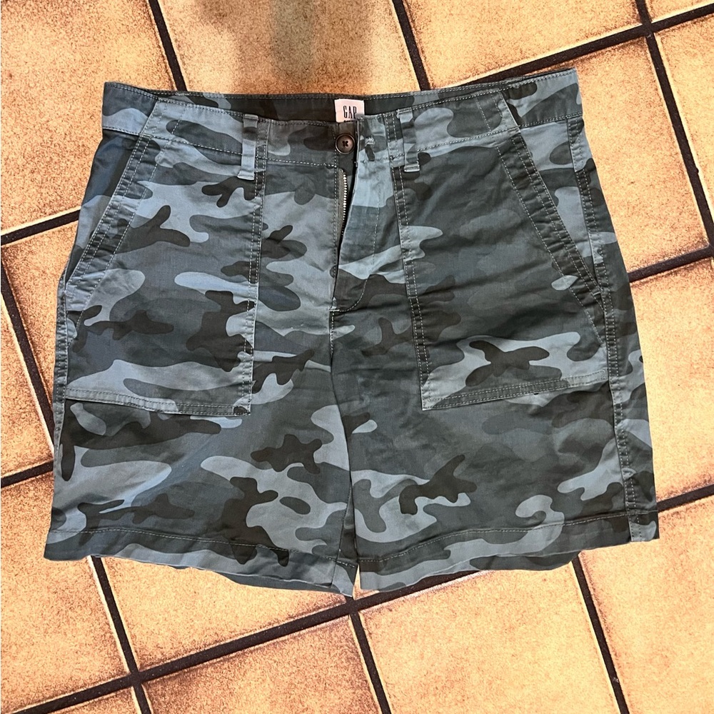 GAP Camouflage 5 inch Girlfriend Shorts - Olive Green and Black